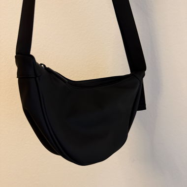 Marsupio nero con tracolla regolabile Mango