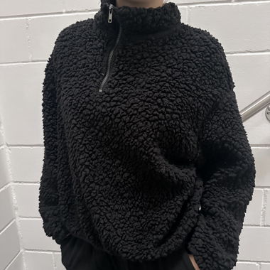 Kuscheliger schwarzer Teddy-Pullover von H&M 