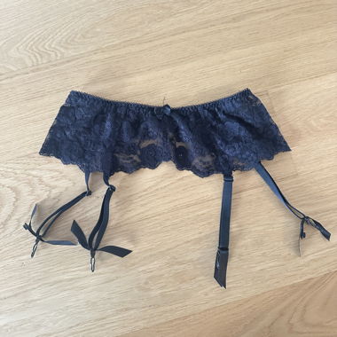 Schwarzer Strumpfhalter aus Spitze