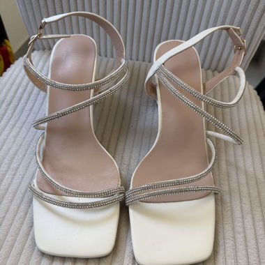 Weisse Sandalen