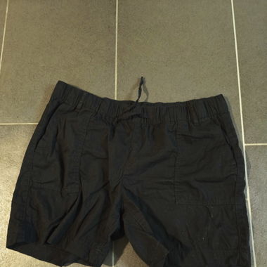 kurze schwarze Hosen