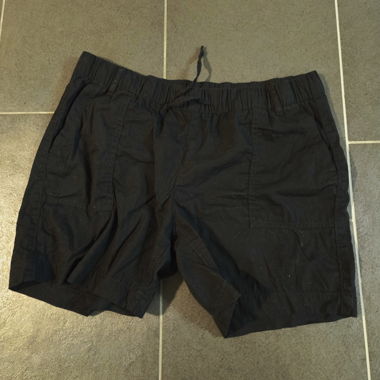 kurze schwarze Hosen