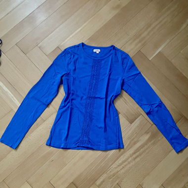 Top a maniche lunghe blu elettrico con dettagli in pizzo