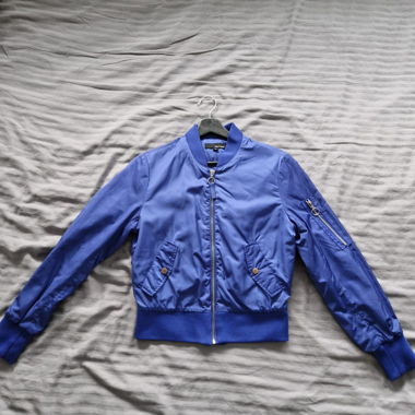 Blauer Bomberjacke