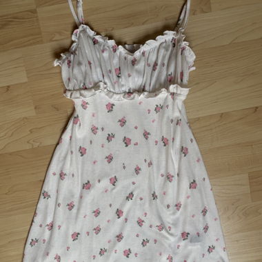 Blumiges Spaghettitraegerkleid