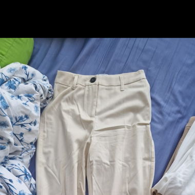 Creme Loop Stoffehose Bershka