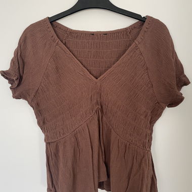 Braunes, gerafftes T-Shirt