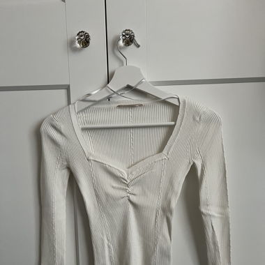 NEW - Guess Sweetheart neck sweater