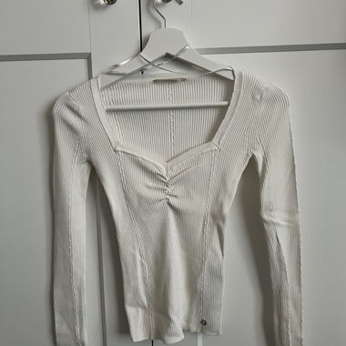 NEW - Guess Sweetheart neck sweater