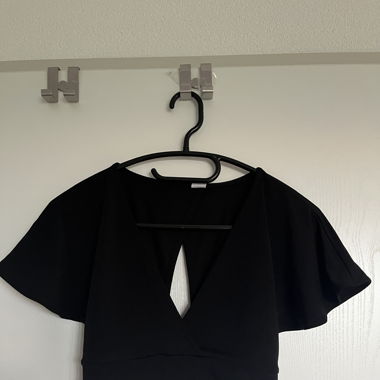 Schwarzes Crop Top mit luftigen Ärmeln & Schleife