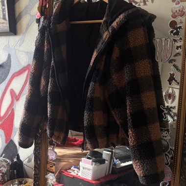 Felpa teddy corta nero e marrone con zip