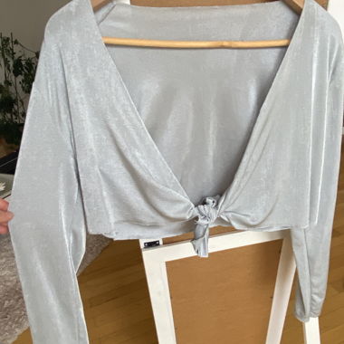 Silbernes Crop-Top mit Knoten