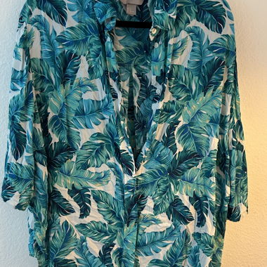Blusa con motivo di foglie tropicali