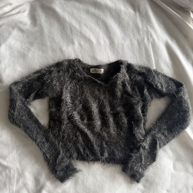 Maglione grigio soffice con scollo a V