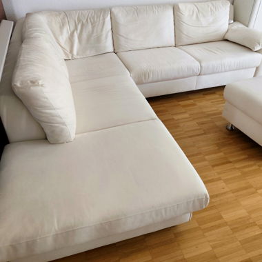 Canapé d’angle blanc avec pouf