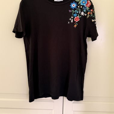Zara Trafaluc Blumen-T-Shirt