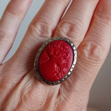 Nuovo anello con rilievo rosso