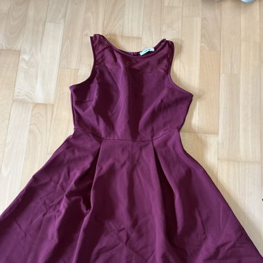 dunkelrotes Kleid