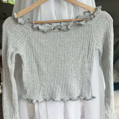 Top crop in maglia a coste grigio con volant