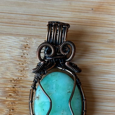 Chrysoprase sertie avec fil métallique