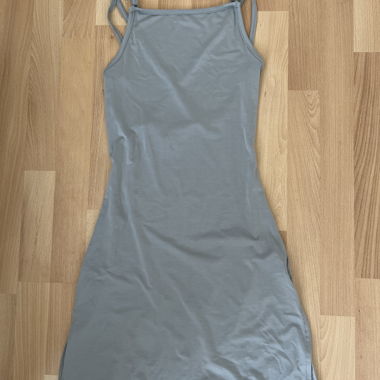 Kleid mit Rückenausschnitt