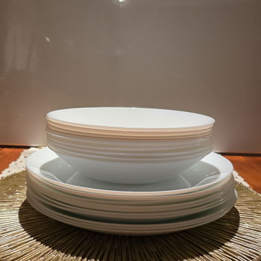 Elegantes Tellerset aus dünner Keramik – 19-teilig