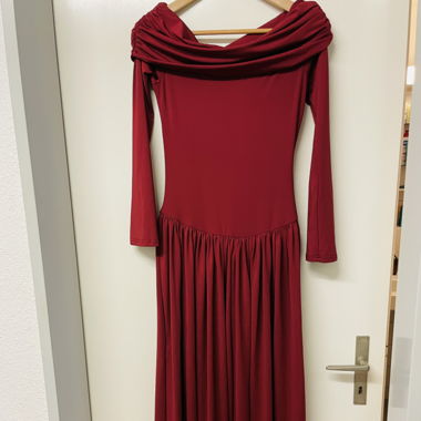 Bordeauxrotes Kleid