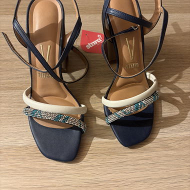 Blaue, weisse Absatzschuhe mit Strass