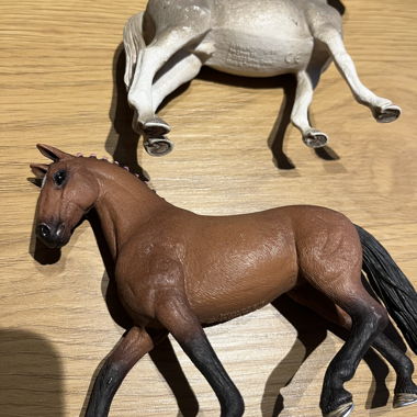 2 plastic horse toy figures