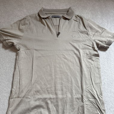 Beiges Polo-Shirt mit Zip