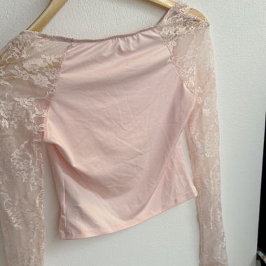 Rosa Langarmshirt mit Spitzenärmeln