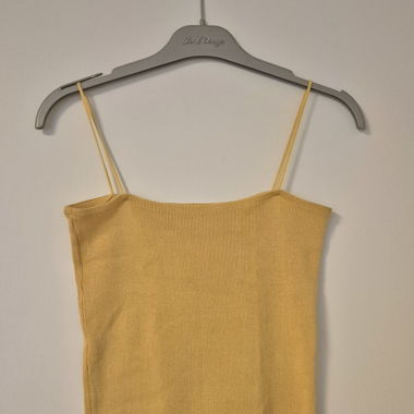 Top jaune à fine bretelles