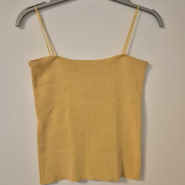 Top jaune à fine bretelles