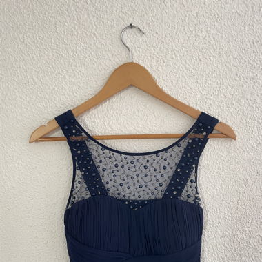 Dunkelblaues, bodenlanges Kleid