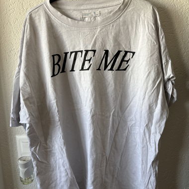 T-shirt « Bite Me »