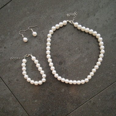 Jewelry set with white pearls