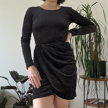 Robe mini noire avec découpe dans le dos