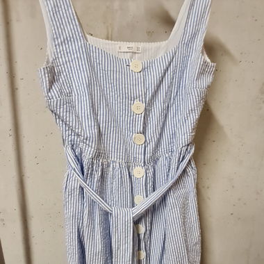 Gestreiftes Sommerkleid mit Knopfleiste