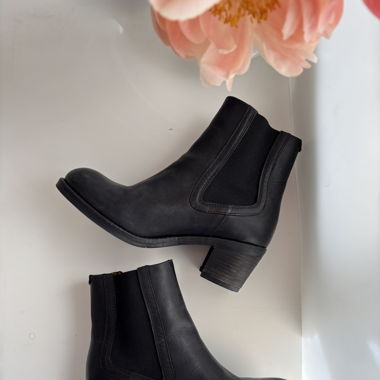 Black boots with small heel
