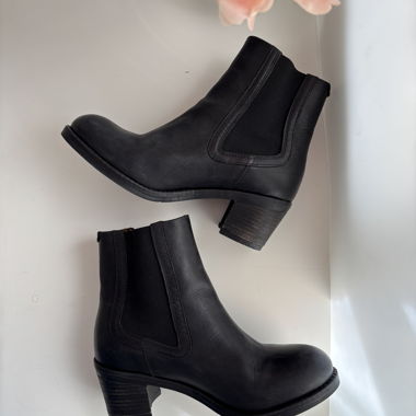 Black boots with small heel