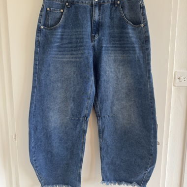 Barrel-leg frayed jeans