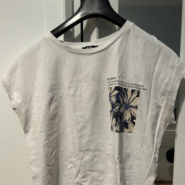 white flower print shirt