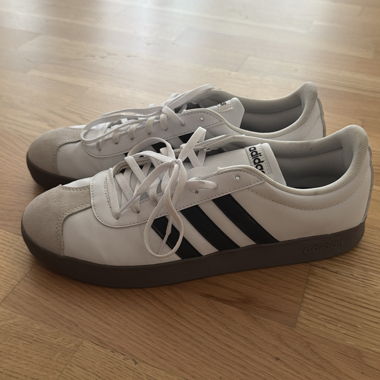 Authentische weisse Adidas-Sneaker