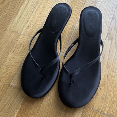 Schwarze Zehentrenner mit schmalen Riemen und kleinem Kitten-Absatz