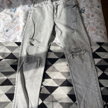 Zerrissene graue Jeans