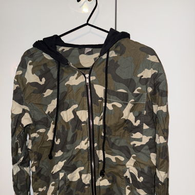 Übergangsjacke militärmuster und Kapuze