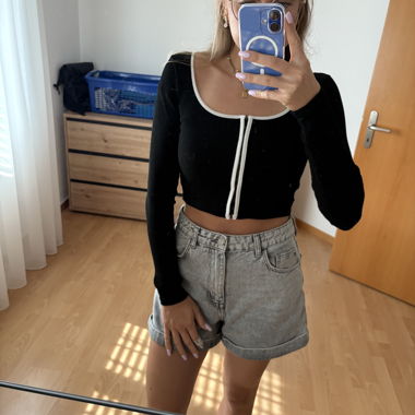 Divided - Cropped Long Sleeve
