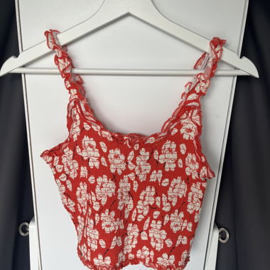 Crop Top Rosso Floreale con Arricciature
