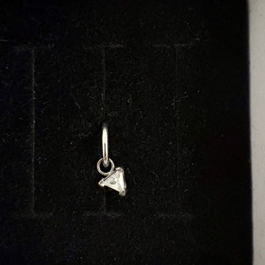 Boucle d'oreille avec pierre