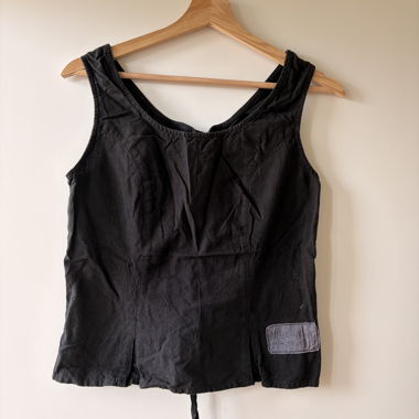 Top nero con lacci